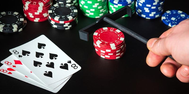 Rake là một khoản phí trong poker mà nhà cái thu từ người thắng